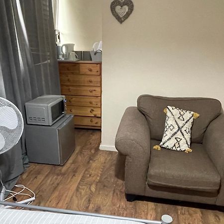 Comfortable Double Room Лондон Экстерьер фото