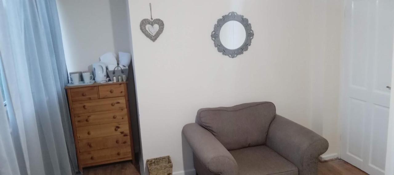 Comfortable Double Room Лондон Экстерьер фото