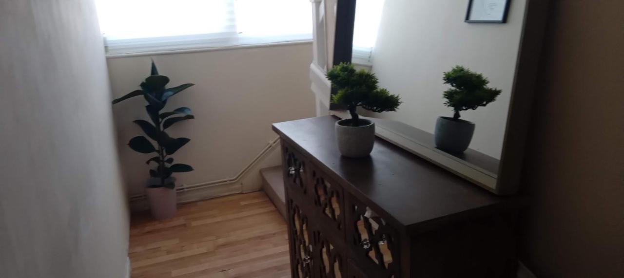 Comfortable Double Room Лондон Экстерьер фото