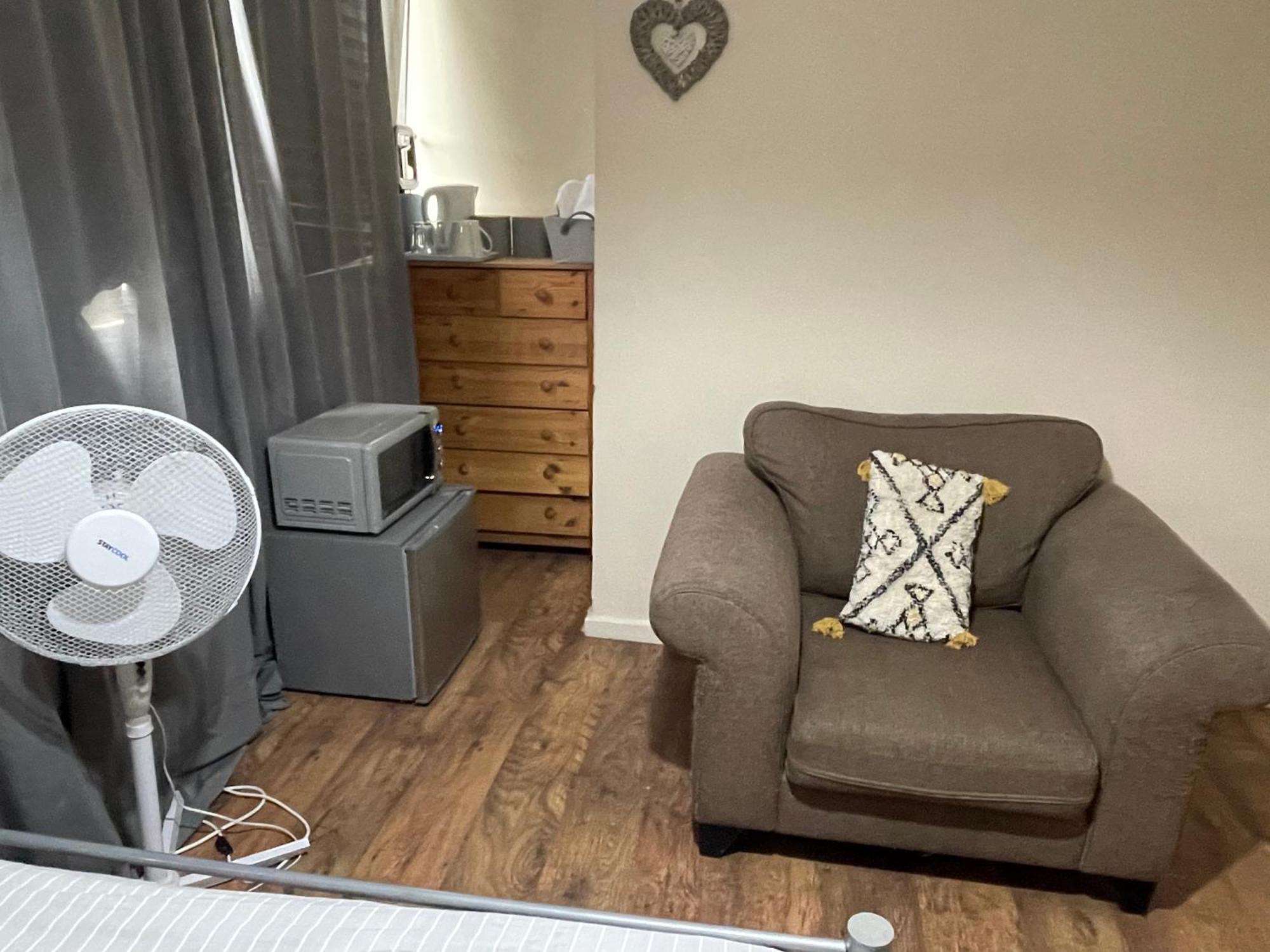 Comfortable Double Room Лондон Экстерьер фото