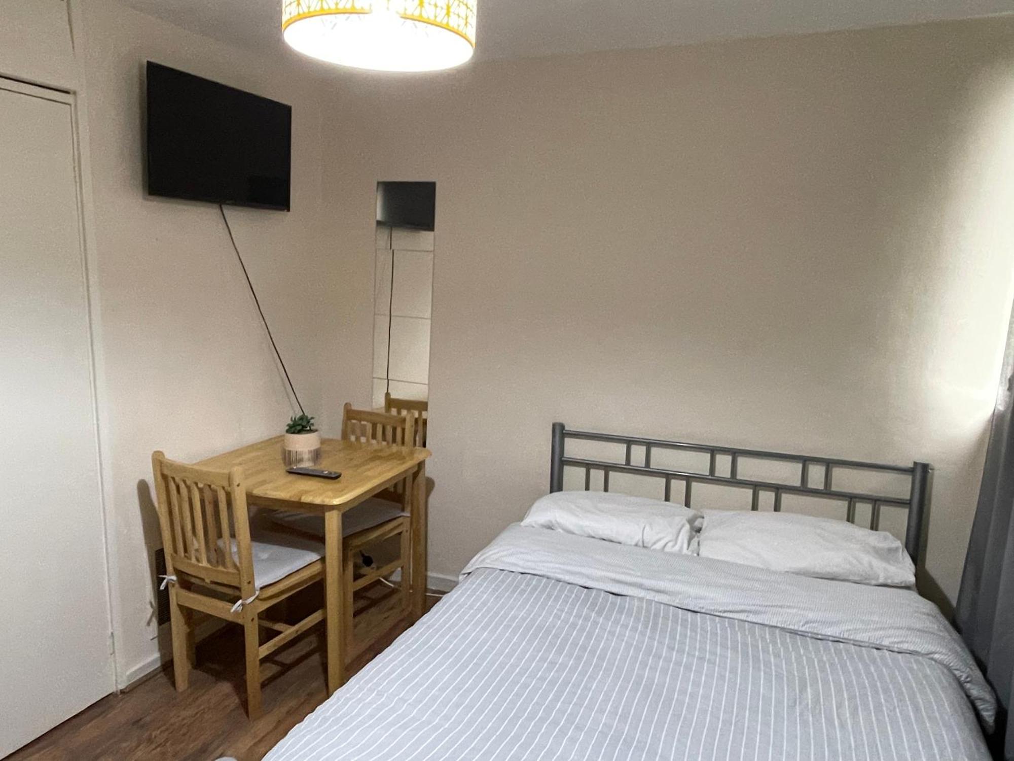 Comfortable Double Room Лондон Экстерьер фото